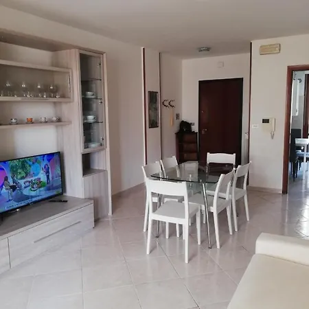 Appartamento 300 M Dal Mare Con Parcheggio In Cortle Interno アパート ジュリアノーヴァ