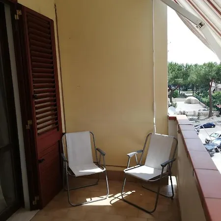 Appartamento 300 M Dal Mare Con Parcheggio In Cortle Interno アパート ジュリアノーヴァ