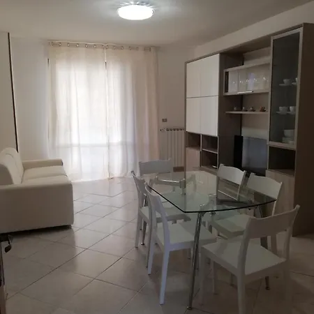 アパート Appartamento 300 M Dal Mare Con Parcheggio In Cortle Interno ジュリアノーヴァ