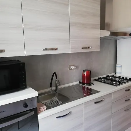 Appartamento 300 M Dal Mare Con Parcheggio In Cortle Interno アパート ジュリアノーヴァ